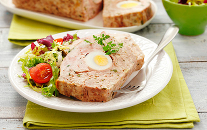 Мясной рулет с яйцом, запеченный в духовке