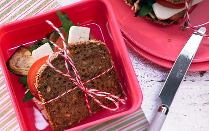 Бутерброд с баклажанами, помидорами, руколой и брынзой