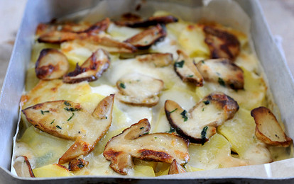 Запеканка с грибами, картофелем и сыром с голубой плесенью