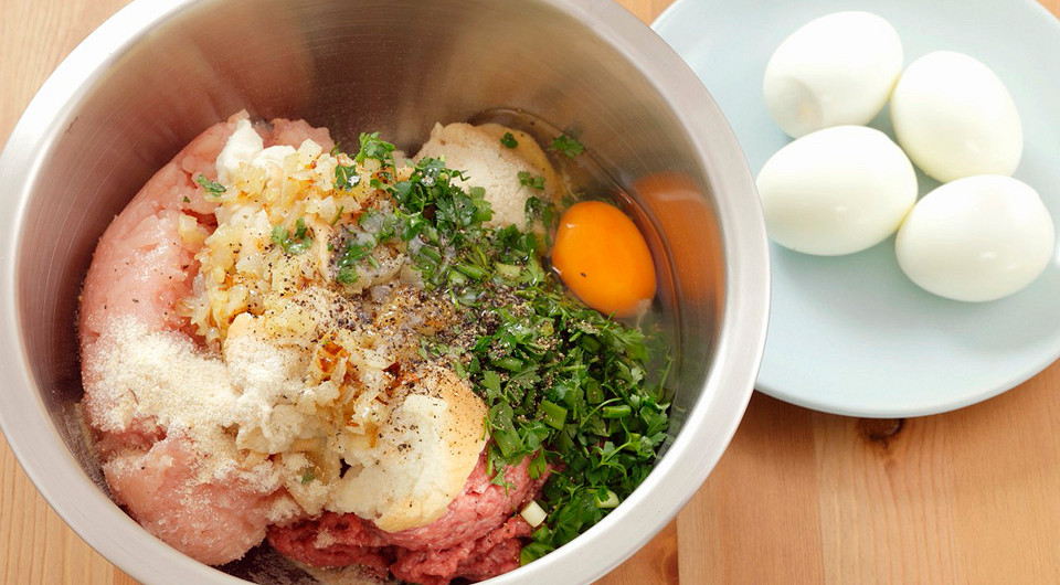 Мясной рулет с яйцом, запеченный в духовке - фото шага 3