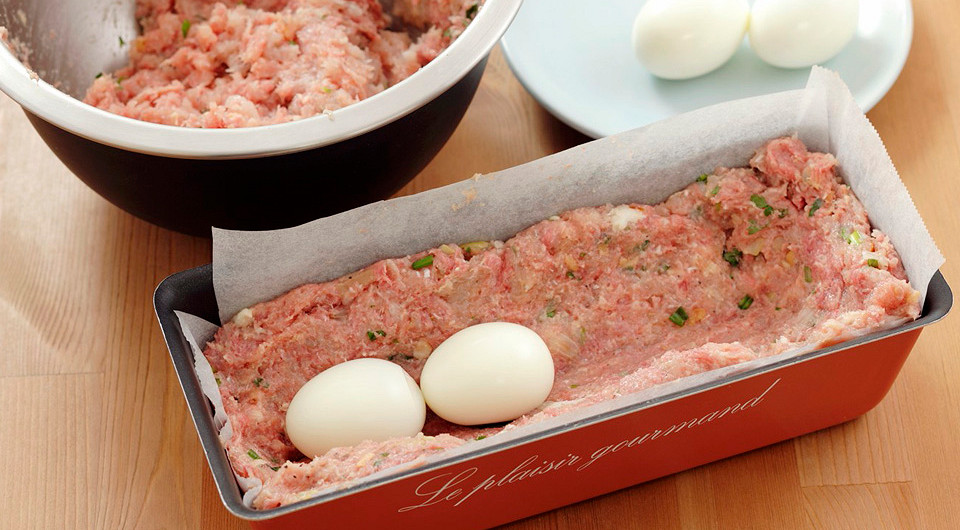 Мясной рулет с яйцом, запеченный в духовке - фото шага 6