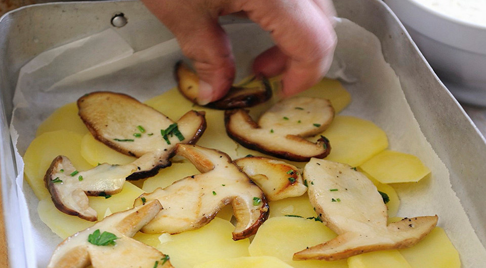 Запеканка с грибами, картофелем и сыром с голубой плесенью - фото шага 4