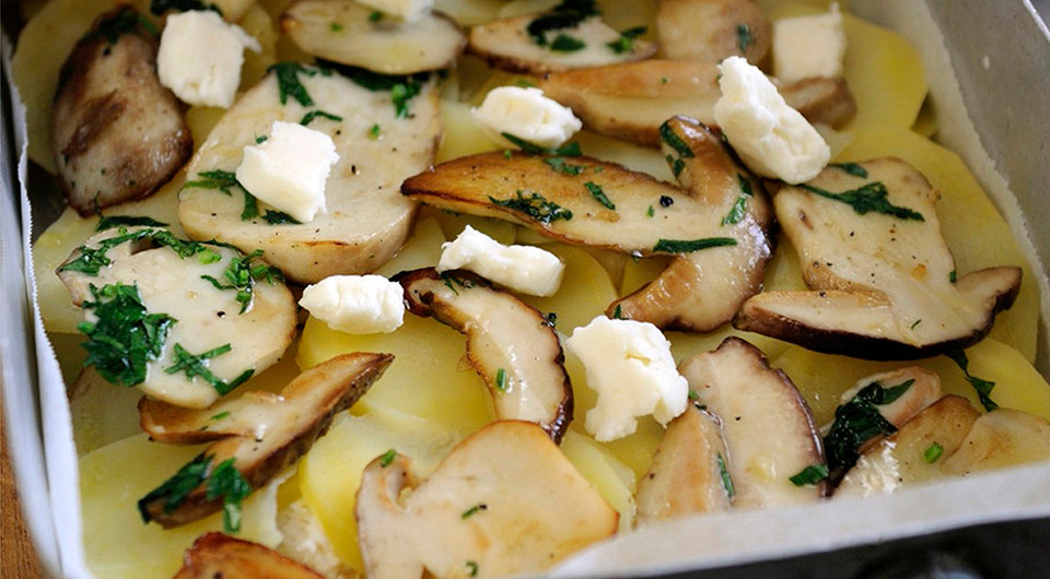Запеканка с грибами, картофелем и сыром с голубой плесенью - фото шага 5