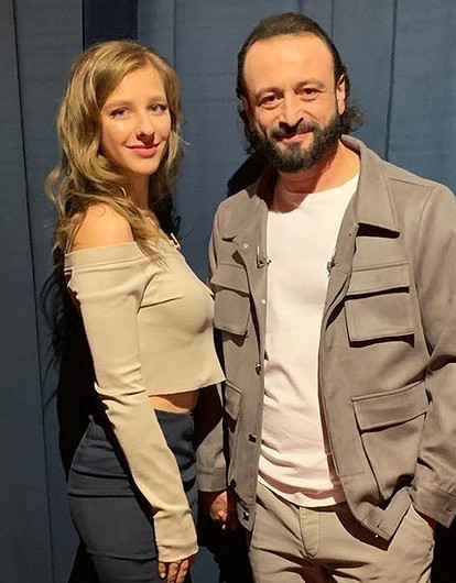 Илья Авербух с сыном от первого брака встретил Лизу Арзамасову из роддома (видео)