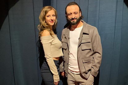 Илья Авербух с сыном от первого брака встретил Лизу Арзамасову из роддома (видео)