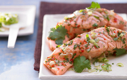 Лосось на пару с имбирем и травами