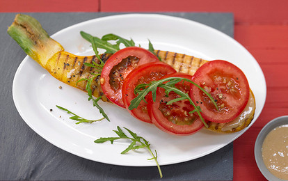 Кабачки на гриле с томатами и рукколой