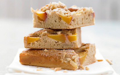 Пирог со свежими персиками