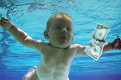 Повзрослевший ребенок с обложки альбома Nirvana решил засудить группу