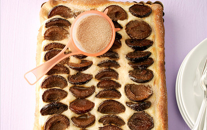 Пирог со сливами и корицей