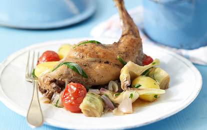 Тушеный кролик с картофелем и черри