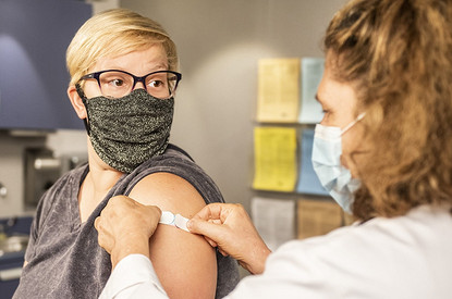 Опять прививаться? Ученые все больше сомневаются в длительности эффекта вакцины