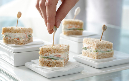 Бутерброды с огурцом и красной рыбой