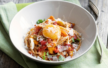 Спагетти с томатным соусом, сладким перцем и яйцом