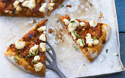 Пицца с баклажанами, красным луком и брынзой