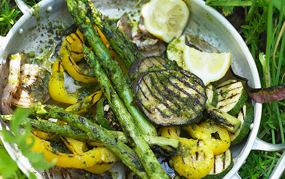 Овощи на гриле: ассорти из баклажанов, цукини, спаржи, лука и перца