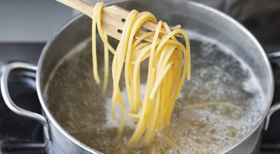 Спагетти с томатным соусом, сладким перцем и яйцом - фото шага 8
