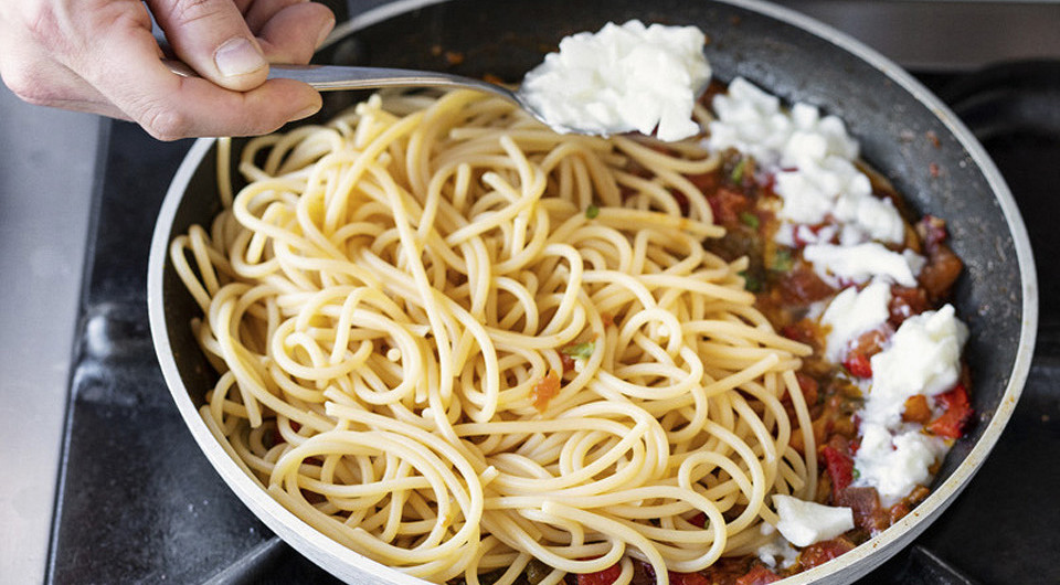 Спагетти с томатным соусом, сладким перцем и яйцом - фото шага 9