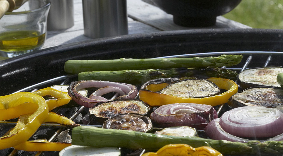Овощи на гриле: ассорти из баклажанов, цукини, спаржи, лука и перца - фото шага 5