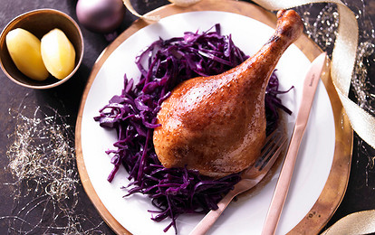 Запеченный гусь с красной капустой