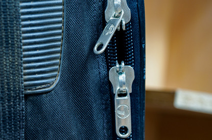 Как самостоятельно починить молнию: на сумке, рюкзаке и одежде (видео)