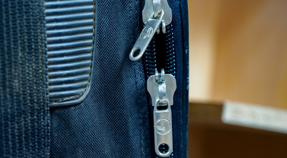 Как самостоятельно починить молнию: на сумке, рюкзаке и одежде (видео)