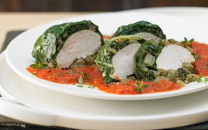 Куриное филе в листьях мангольда с томатным соусом