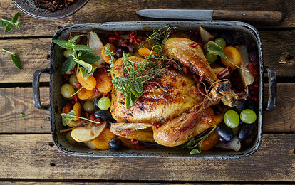 Запеченный цыпленок с яблоками и корицей