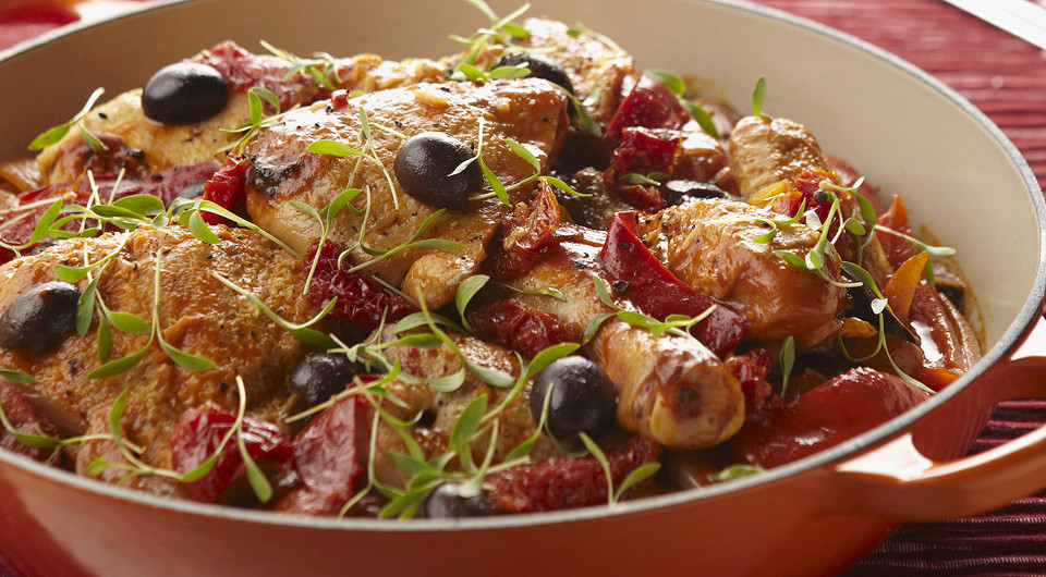 Курица в томатном соусе с оливками