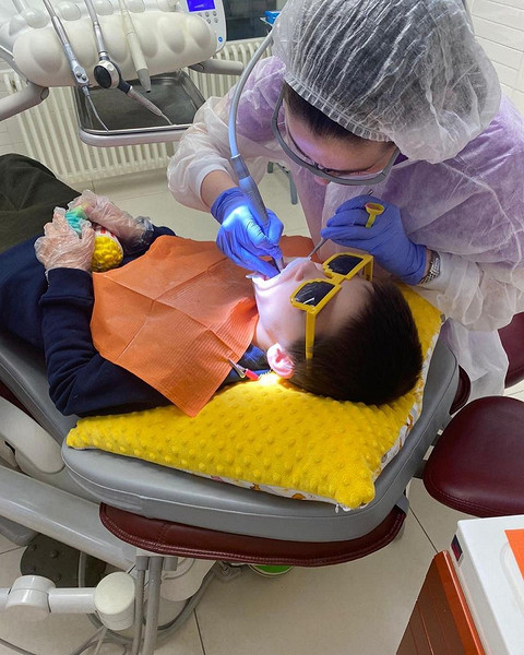 Выглядит такая картина пугающе. Но в большинстве случаев эти изменения обратимы. Если у ребенка есть признаки этой травмы, то нужно вести его к стоматологу, а не думать, что сам...