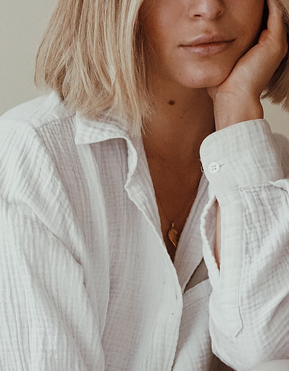 Образы с белой рубашкой: 10 способов сделать базовую вещь ультрамодной