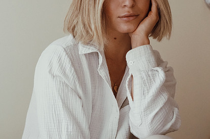 Образы с белой рубашкой: 10 способов сделать базовую вещь ультрамодной