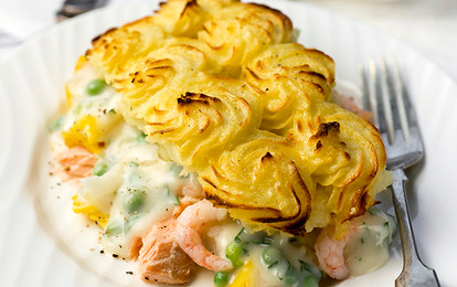 Рыбный пирог с креветками и горошком