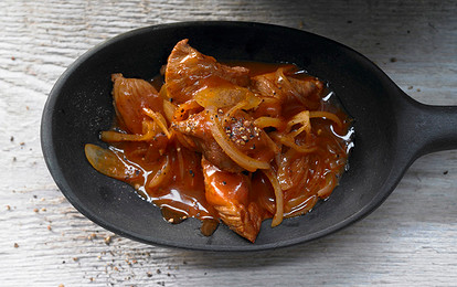 Гуляш из индейки с луком и паприкой