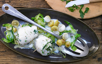 Рулеты из рыбы с виноградом