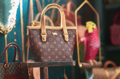 «Почти новое, надевала один раз»: как правильно продавать вещи в интернете