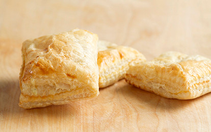 Слойки с яблоками и корицей