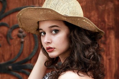 Деловой, спорт-шик или ретро: какой стиль в одежде предпочитают женщины разных знаков зодиака