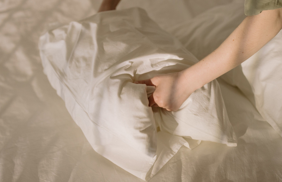 В пух и прах: как почистить перьевую подушку в домашних условиях