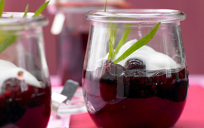 Вишневый компот со взбитыми сливками