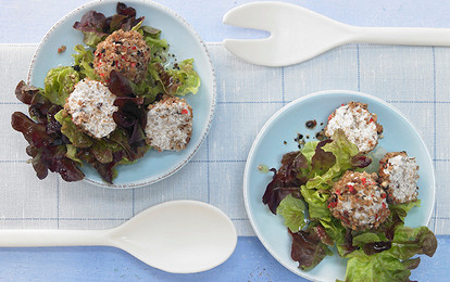 Шарики из сыра с листьями салата