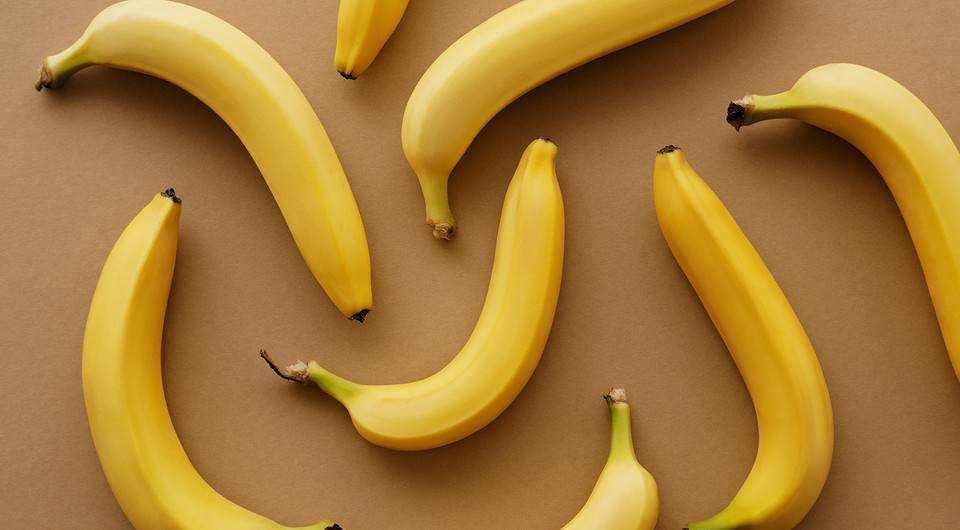 В хозяйстве все пригодится: 8 неожиданных способов использовать банановую кожуру (видео)