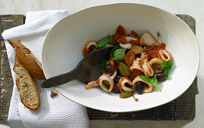 Кальмар с оливками и томатами