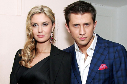 Павел Прилучный и Агата Муцениеце вместе отвели детей в школу