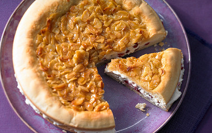 Пирог со смородиной и миндалем