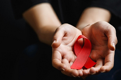 «Самая большая проблема — это отношение общества»: 3 истории людей, живущих с ВИЧ