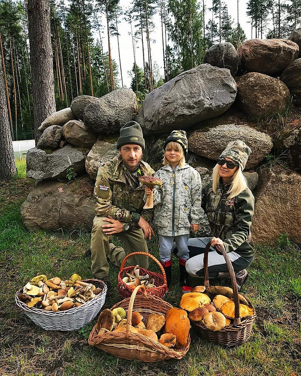 9 российских звезд, которые обожают собирать грибы