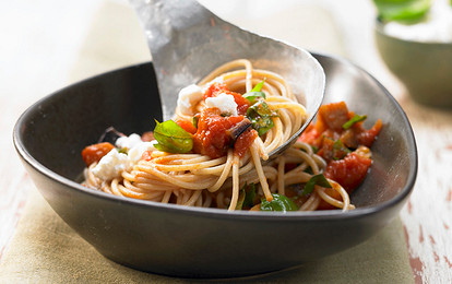 Спагетти с баклажанами и базиликом