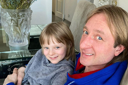 Евгений Плющенко заставил сына после перелома руки тренироваться на льду (видео)