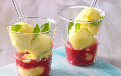 Сорбет из манго с малиновым соусом